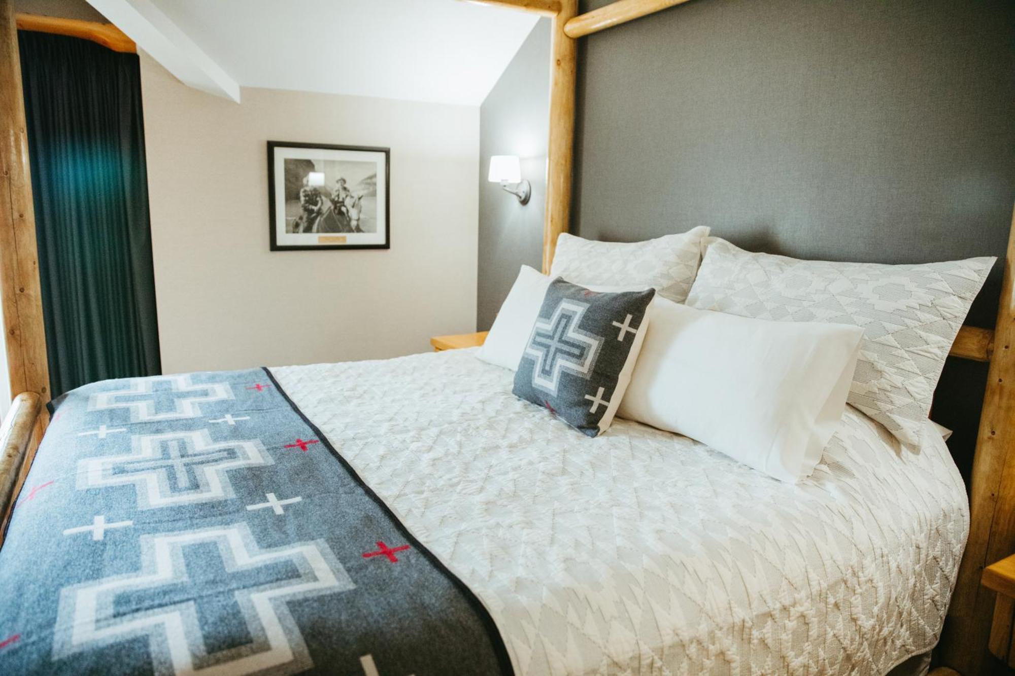 Brewster Mountain Lodge Банф Экстерьер фото