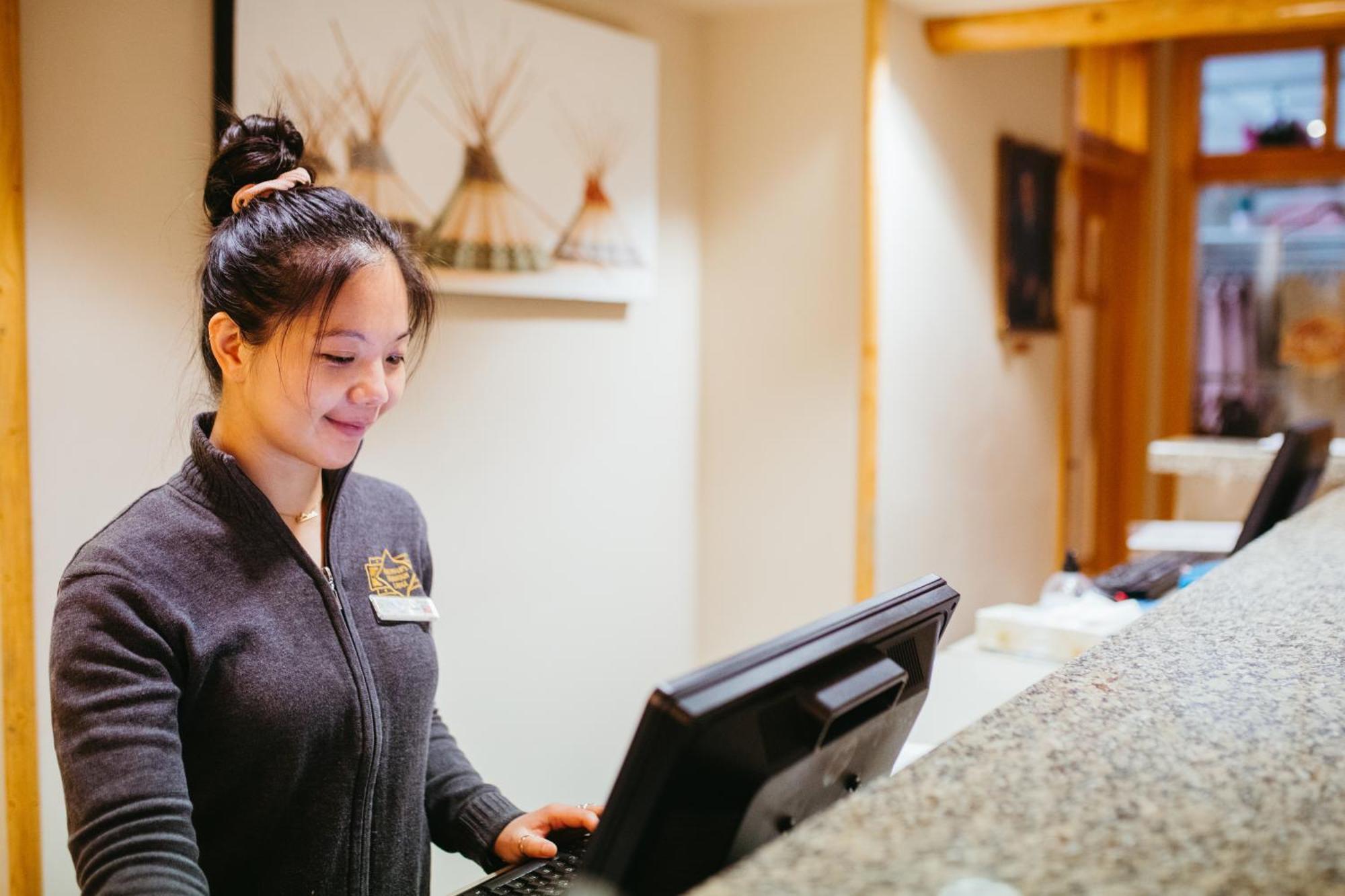 Brewster Mountain Lodge Банф Экстерьер фото
