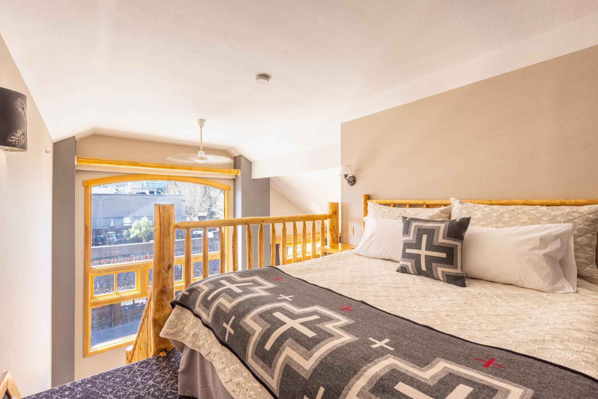 Brewster Mountain Lodge Банф Экстерьер фото