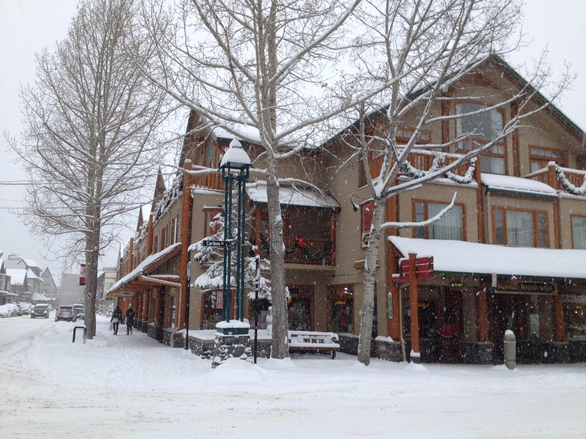 Brewster Mountain Lodge Банф Экстерьер фото