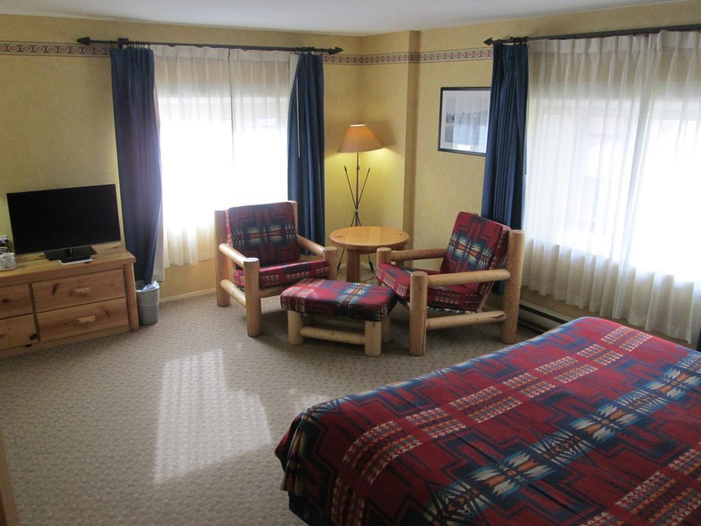 Brewster Mountain Lodge Банф Номер фото