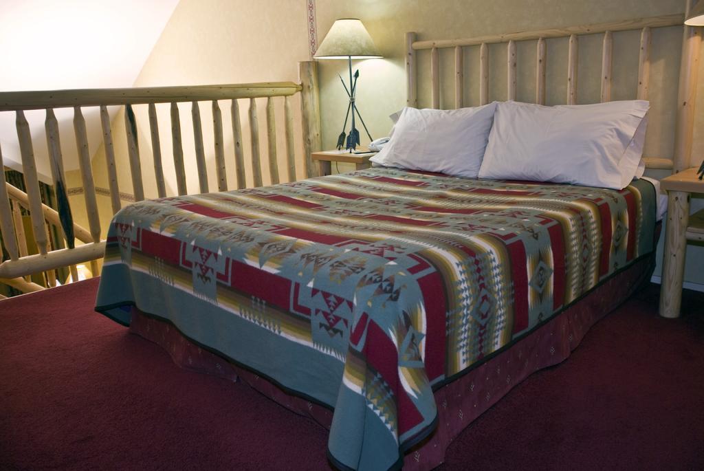 Brewster Mountain Lodge Банф Экстерьер фото