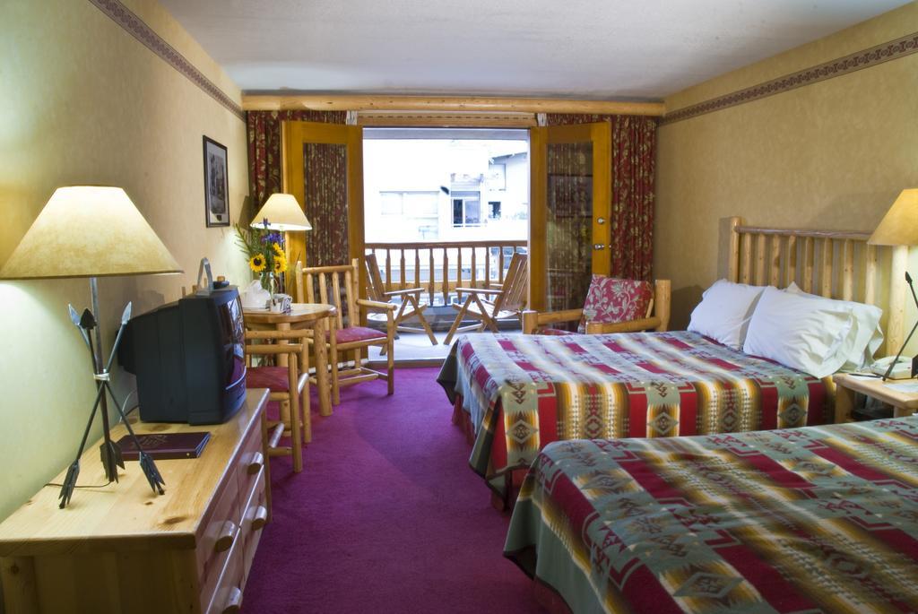 Brewster Mountain Lodge Банф Номер фото